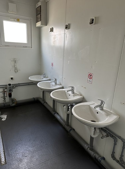 Contenitore sanitario 6,06 × 2,44 m – 2 docce, 2 WC, 2 orinatoi, 5 lavabi - immagine 9