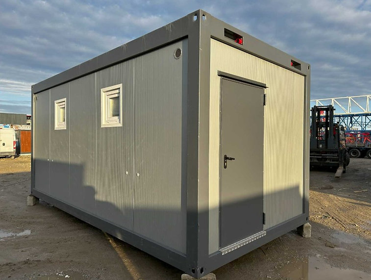 Contenitore sanitario nuovo 6,06 × 2,44 m – 6 docce, 2 lavandini, scaldabagno da 300 L