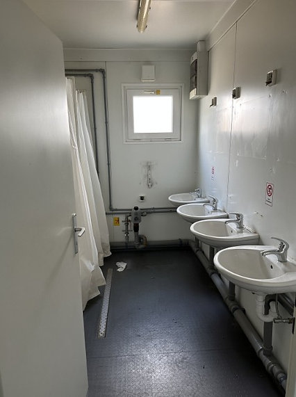 Contenitore sanitario 6,06 × 2,44 m – 2 docce, 2 WC, 2 orinatoi, 5 lavabi - immagine 8