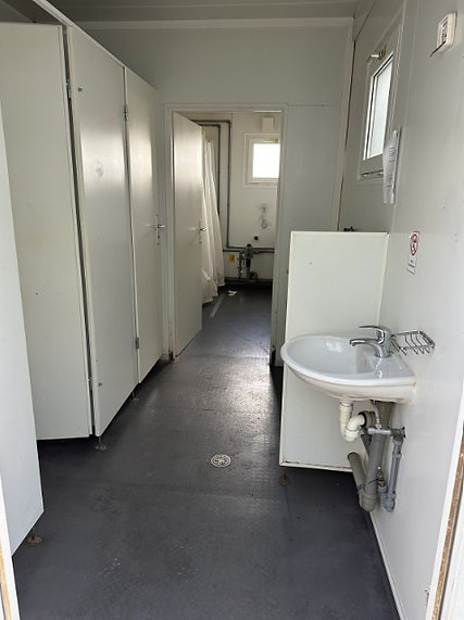 Contenitore sanitario 6,06 × 2,44 m – 2 docce, 2 WC, 2 orinatoi, 5 lavabi - immagine 11
